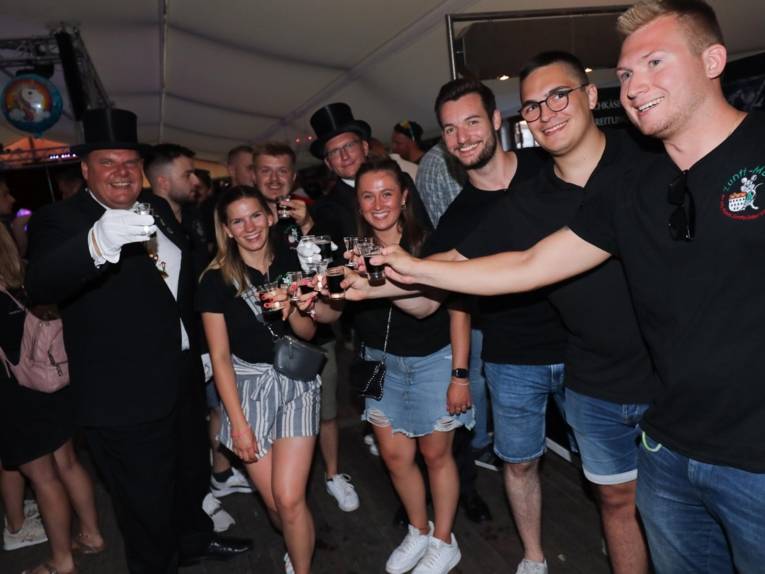 Menschen in einem Festzelt.